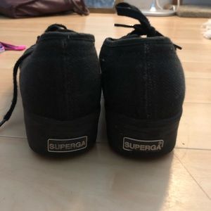 Women’s black supergas